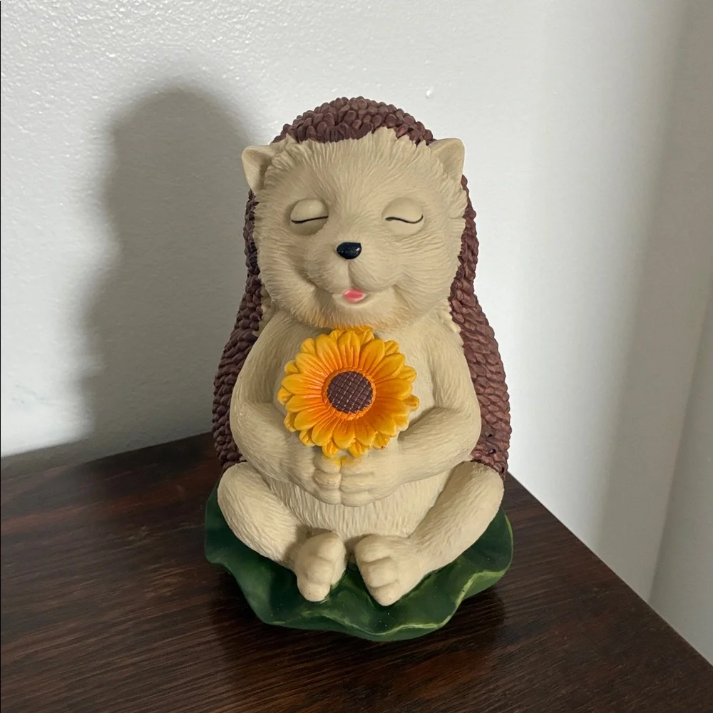 NWT- Adorable Hedgehog 🦔 Garden Figurine with Sunflower 🌻 - Picture 7 of 10